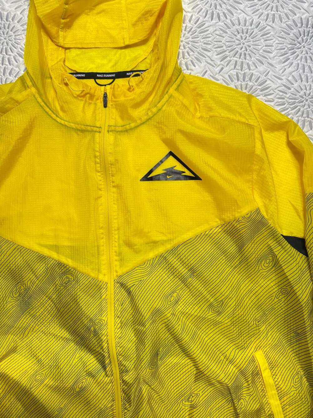 Nike Trail Windrunner Hooded Jacket Size XL Yellow Black